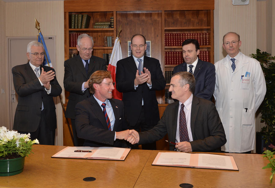 The 2013 signing of the partnership L-R) André Garino, CHPG Chairman of the Board of Directors, Mr Michel Roger, Minister of State, Larry Jameson, Dean of the University of Pennsylvania; Prince Albert; Patrick Bini, Director of CHPG; Stéphane Valeri, Minister of Health and Social Affairs; Professor Nadir Saoudi in white coat, Head of the Cardiology Department at CHPG and Professor at the University of Pennsylvania. Photo: gouv.mc