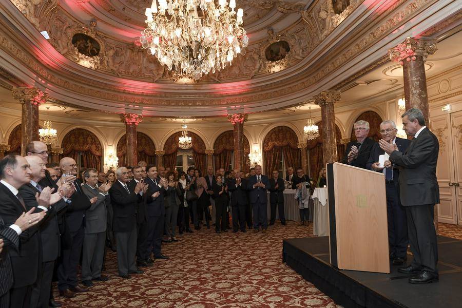 President André Garino on the desk, surrounded by his colleagues at the CES, at the end of his speech © Manuel Vitali - Directorate of Communication
