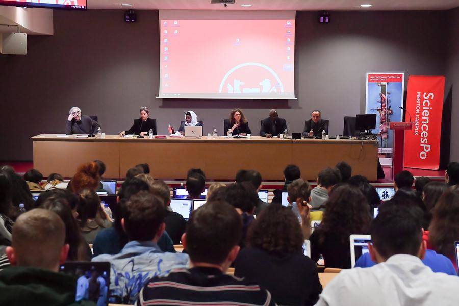 Round Table at the Sciences Po Middle East-Mediterranean Campus in Menton as part of the Winter School organized by the Directorate for International Cooperation © Directorate of Communication / Michael Alesi